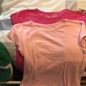 2 t- shirts that can be layered